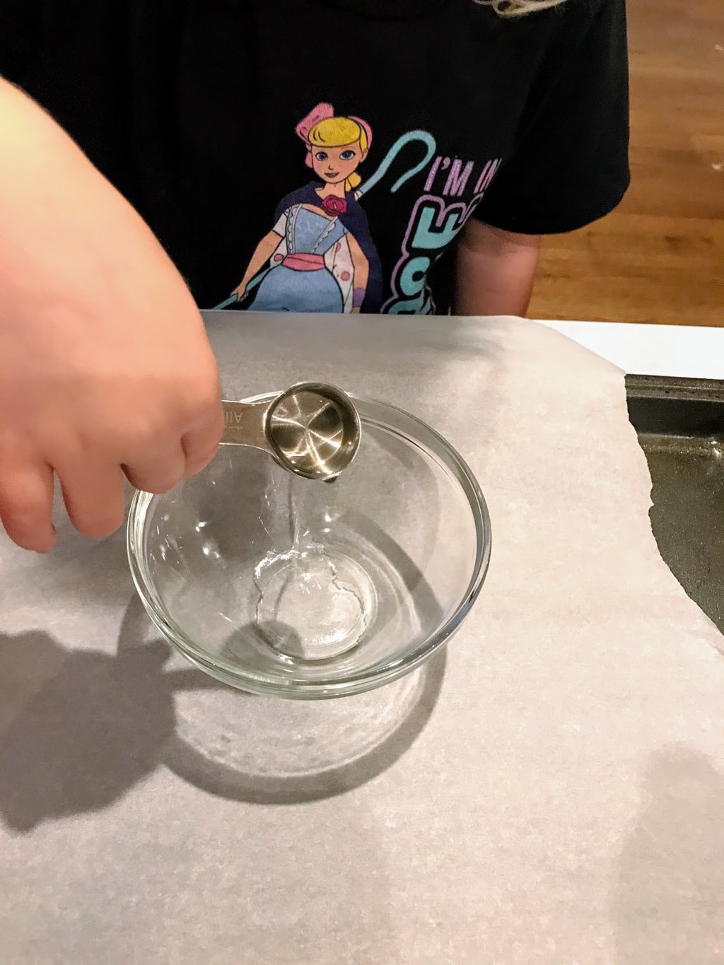 adding teaspoon of white vinegar to bowl
