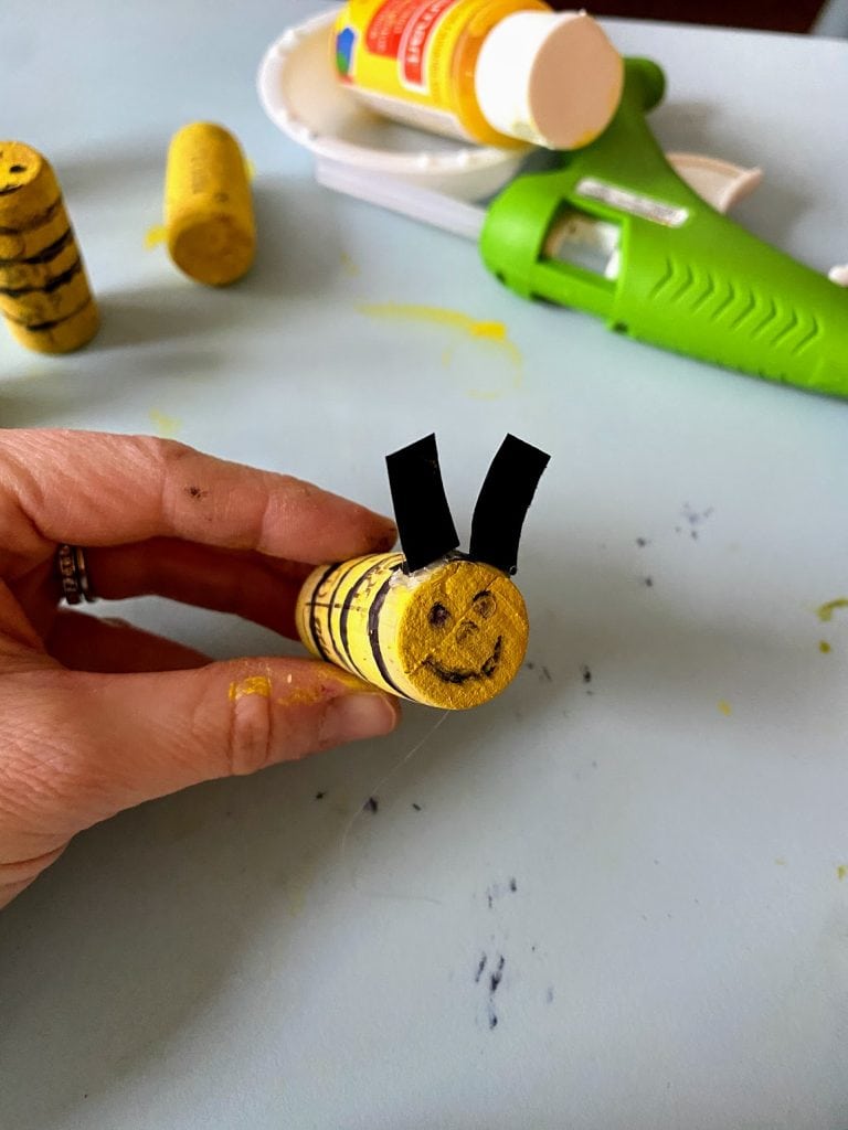 face and antenna on cork to show how to make bee's head