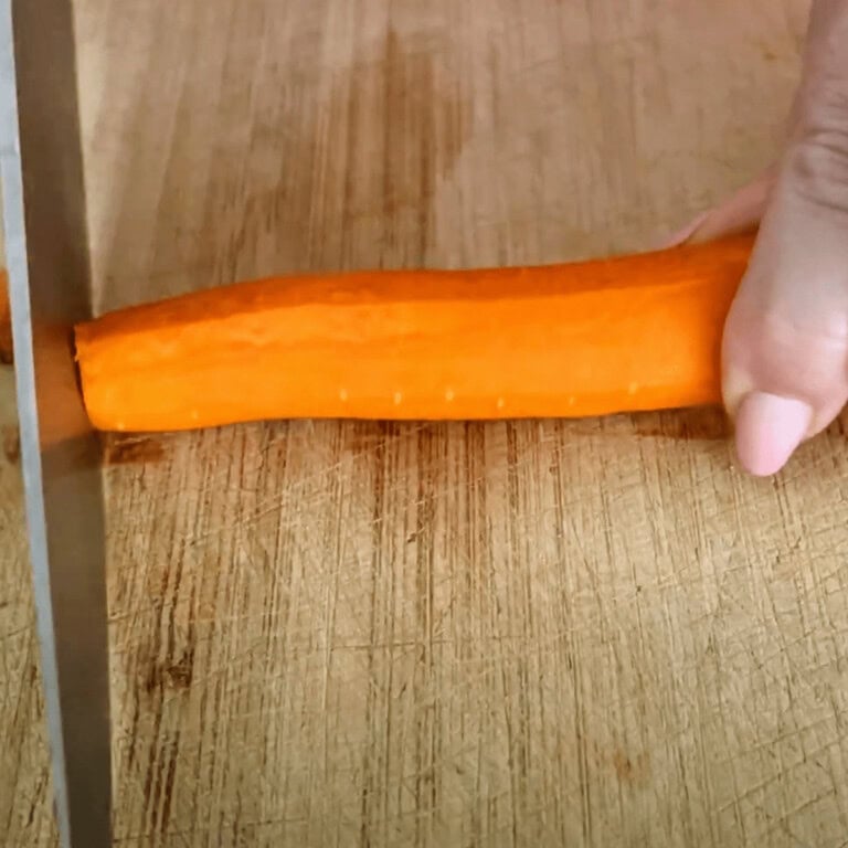 slicing ends off carrot