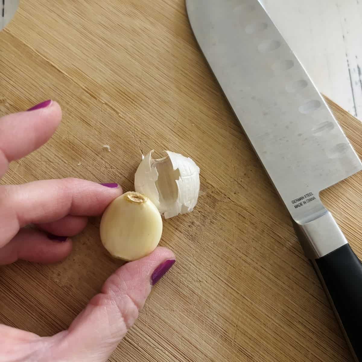 A garlic clove with the peel removed thanks to the knife method. 